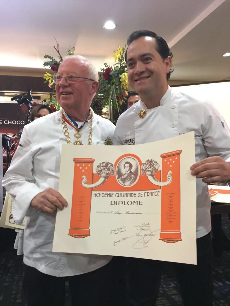 Felipe Rivadeneira recibiendo un reconocimiento de la Académie Culinaire de France