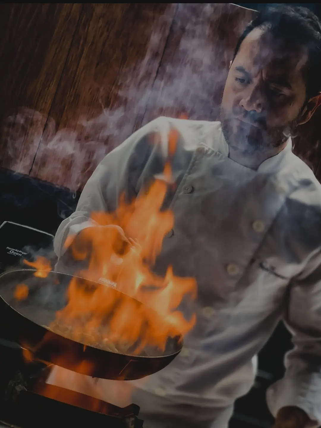 Felipe Rivadeneira cocinando con fuego, oficio gastronómico en acción